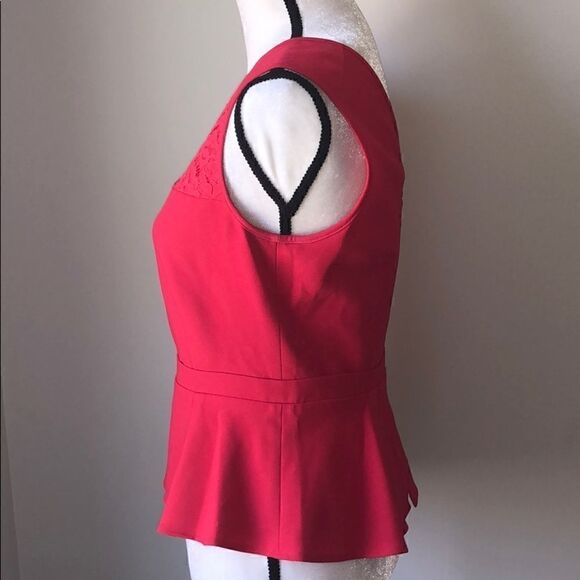 ❤️BCBGMaxAzria red peplum top with lace and back zipper size small - Picture 2 of 6